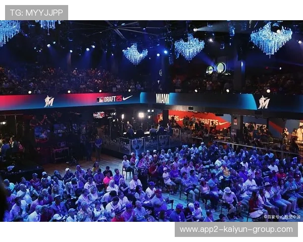 电竞赛事选手入场仪式强化视听震撼,电竞比赛观众席