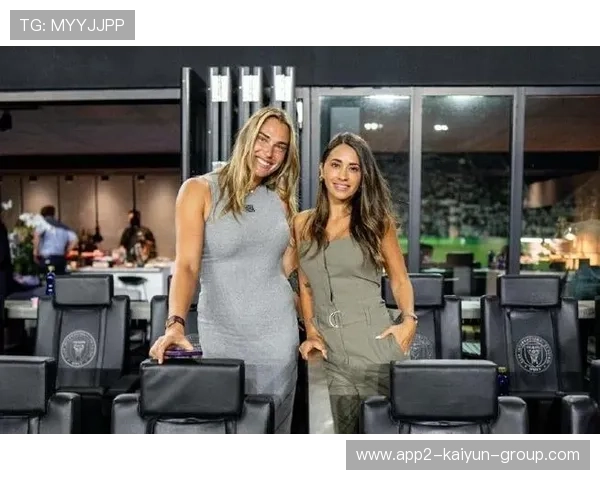 黑裙亮相笑容动人，萨巴伦卡贝克汉姆合影成焦点，萨巴伦卡个人资料